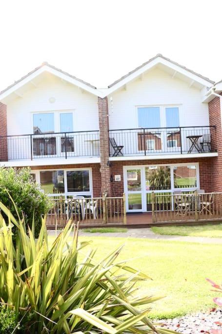 Corton Retreats At Waterside Park Villa Exterior photo